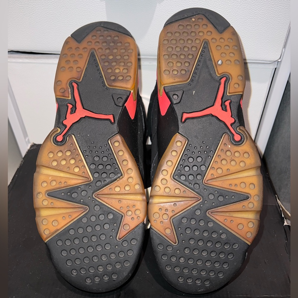 Jordan 6 Retro Infrared Black (2014) (GS) - Picture 4 of 4